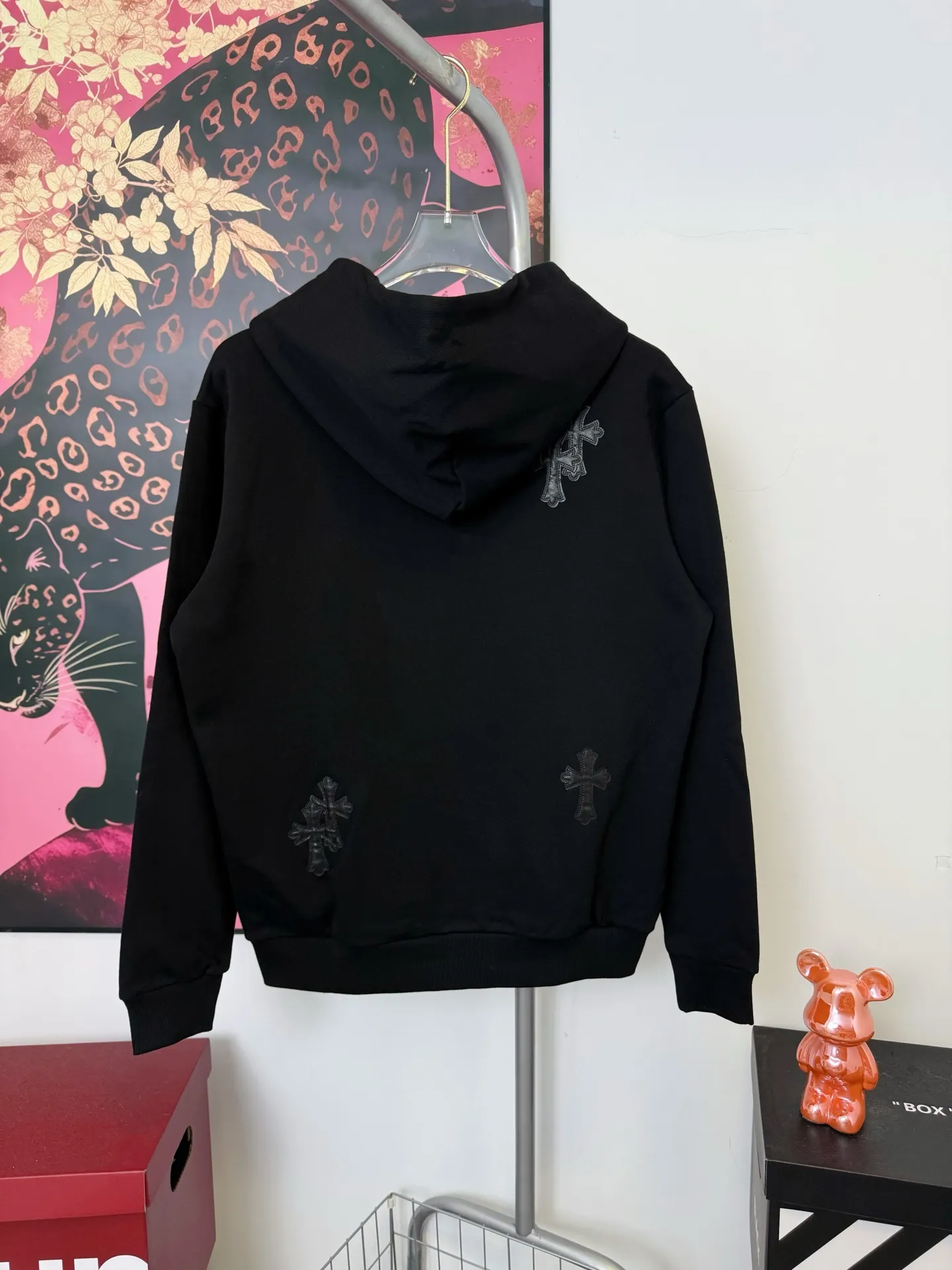 P310 Chrome Hearts Miami limited-edition horseshoe embroidered leather label hooded jacket, the same style at ChromeHearts counters. Made of 430g double-strand double yarn pure cotton terry fabric. The original custom hardware zippers are restored in place. The handle is very textured. Three-dimensional and atmospheric. Versatile and easy to wear in autumn. Simple and elegant. It adopts the os version. The upper body effect is great. Suitable for all body types. Soft and comfortable. CH Sanskrit embroidered letters on the front and large horseshoe Sanskrit leather label on the back. The small mark on the hem is the finishing touch. It is machine washable. It will not fade or deform. It has complete accessories. Original mold opening. Perfect restoration. ZP 2:1. Same style for men and women. Versatile and not picky. Size: s m l xl. Color: black
